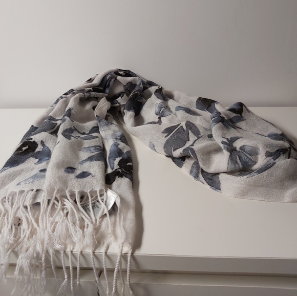 🤯2/$15 White and Grey Blue Floral Scarf - Picture 3 of 12